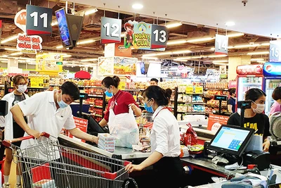 Các siêu thị cam kết mặt hàng được ổn định giá, không tăng trong suốt thời điểm Tết. Ảnh: HẢI NAM