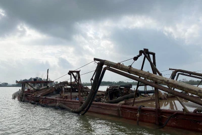 Các phương tiện hút cát trái phép bị lực lượng chức năng thu giữ.