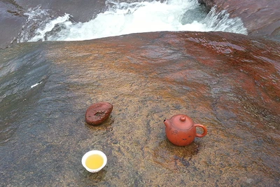 "Nước khe, chè núi". 