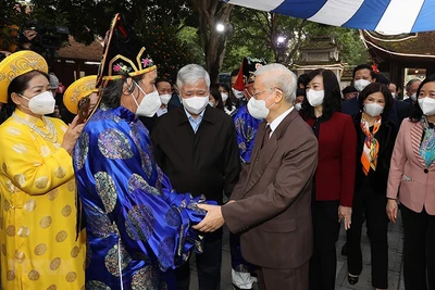 Tổng Bí thư Nguyễn Phú Trọng với nhân dân tại Di tích lịch sử-văn hóa Đền Đô (phường Đình Bảng, thành phố Từ Sơn). (Ảnh: Trí Dũng/TTXVN)