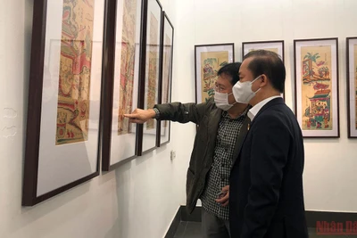 PGS. TS Bùi Hoài Sơn và NSND Vương Duy Biên xem tranh tại triển lãm.