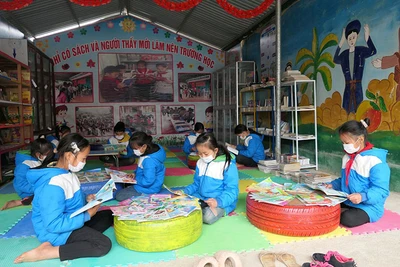 Học sinh Trường phổ thông dân tộc bán trú tiểu học Thuận Hòa, xã Thuận Hòa, huyện Vị Xuyên (Hà Giang) đọc sách tại thư viện ngoài giờ lên lớp. 