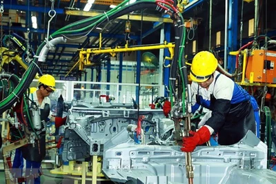 Công nhân lắp ráp ô-tô tại một nhà máy. (Ảnh minh họa: TTXVN)