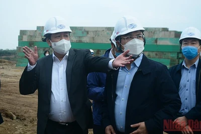 Lãnh đạo UBND thành phố Hà Nội kiểm tra tiến độ tại cầu Vĩnh Tuy giai đoạn 2.