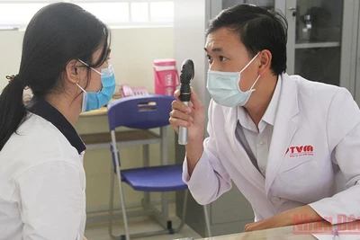 Khám mắt miễn phí cho học sinh Bạc Liêu.