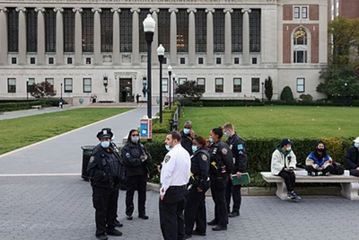 Cảnh sát có mặt tại khuôn viên trường học, sau khi nhận được tin đánh bom. (Ảnh: Reuters)