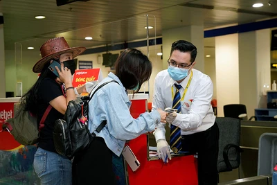 Hành khách làm thủ tục hàng không tại sân bay quốc tế Nội Bài (Hà Nội). 