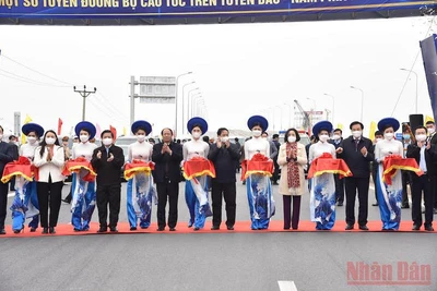 Thủ tướng Phạm Minh Chính cùng các đại biểu thực hiện nghi thức khánh thành dự án. Ảnh: TRẦN HẢI