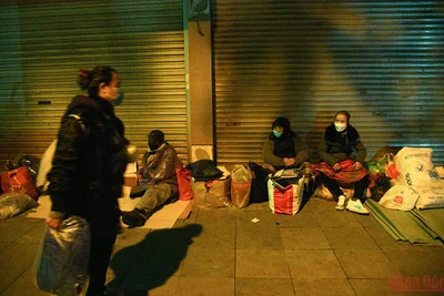 Vào ban đêm nhiệt độ xuống sâu dưới 10 độ C, những người vô gia cư chỉ có tấm chiếu và chiếc chăn mỏng chống chọi với giá rét. (Ảnh: THÀNH ĐẠT)