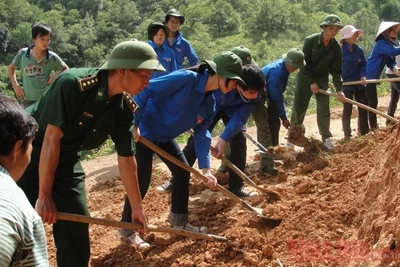 Cán bộ, chiến sĩ Đồn Biên phòng Chi Ma cùng thanh niên tình nguyện làm đường giao thông nông thôn tại thôn Chi Ma (xã Yên Khoái, huyện Lộc Bình, tỉnh Lạng Sơn). (Ảnh: Hùng Tráng)