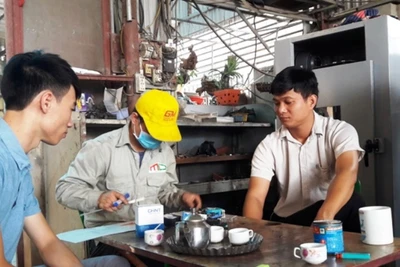 Các thanh niên ở xã Đông Khê, huyện Đông Sơn chế tác thiết bị sản xuất máy phục vụ tự động hóa nghề nấm.