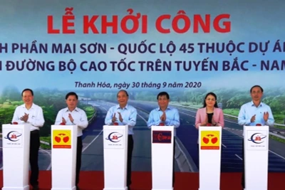 Thủ thướng Chính phủ Nguyễn Xuân Phúc cùng các đại biểu phát lệnh triển khai thực hiện dự án. 