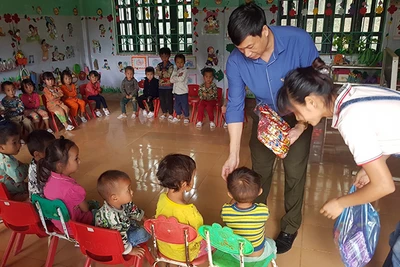 Lãnh đạo Phòng Giáo dục và Đào tạo huyện Tủa Chùa (Điện Biên) tặng quà cho học sinh mầm non tại thôn Chéo Chử Phình.