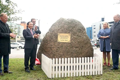 Đặt phiến đá đúng vị trí dự kiến dựng bức tượng thứ năm tôn vinh Chủ tịch Hồ Chí Minh tại LB Nga.