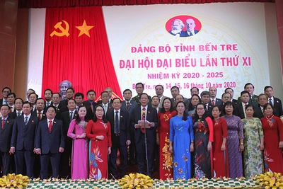 Ban Chấp hành Đảng bộ tỉnh Bến Tre khóa 11, nhiệm kỳ 2020 - 2025 ra mắt Đại hội.