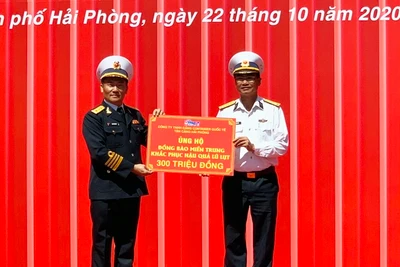 Thượng tá Bùi Văn Quỳ, Phó Tổng Giám đốc Tổng công ty Tân cảng Sài Gòn, Chủ tịch Hội đồng thành viên TC-HICT trao tiền ủng hộ đồng bào miền trung.