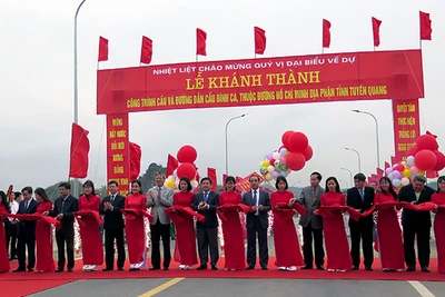 Cầu Bình Ca bắc qua sông Lô đưa vào sử dụng góp phần thúc đẩy phát triển kinh tế - xã hội của tỉnh.