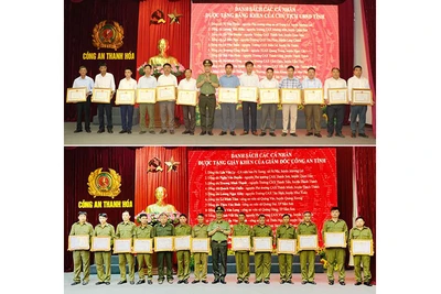 Lãnh đạo Công an tỉnh Thanh Hóa trao thưởng cho các Công an xã có thành tích xuất sắc.