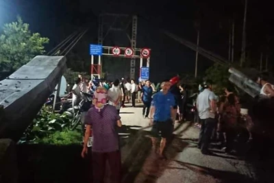 Rất đông người dân và lực lượng chức năng tham gia cứu hộ. (Ảnh: Truyền hình Nghệ An)