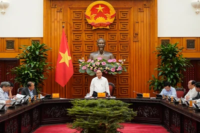 Thủ tướng Nguyễn Xuân Phúc phát biểu ý kiến tại cuộc họp.