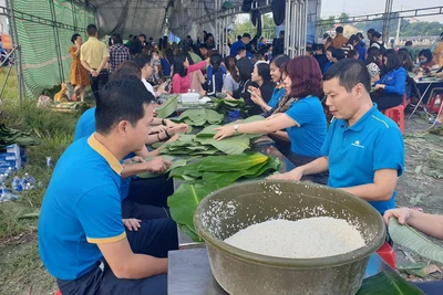 Làng trên xóm dưới ở Nghệ An thi đua gói bánh gửi bà con vùng lũ.