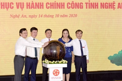 Bấm nút khai trương Trung tâm. 