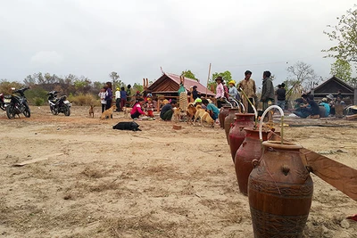 Phía trước mọi người chuẩn bị nấu nướng là hàng ghe rượu cần dựng sẵn chờ người thử.