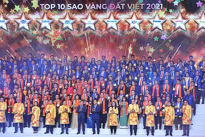 Các đồng chí Lãnh đạo Đảng, Nhà nước cùng 200 “Sao Vàng đất Việt” năm 2021 tại buổi lễ.