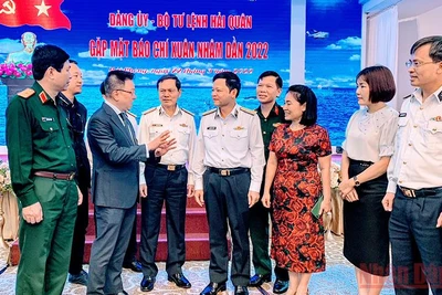 Lãnh đạo Bộ Tư lệnh Hải quân trao đổi với các phóng viên báo chí và các cơ quan liên quan.