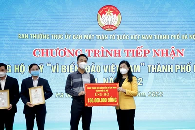 Đại diện Ủy ban Mặt trận Tổ quốc Việt Nam thành phố Hà Nội tiếp nhận ủng hộ từ Đoàn thanh niên.