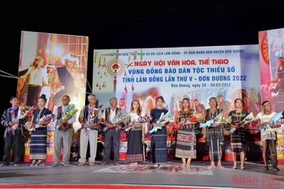 Ban tổ chức tặng hoa cho đại diện các đoàn tham gia ngày hội. 