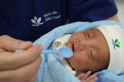 Em bé thụ hưởng sữa từ Ngân hàng Sữa mẹ. 