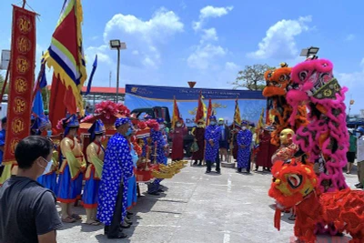 Đông đảo ngư dân miền biển Sông Đốc tham gia lễ hội Nghinh Ông.