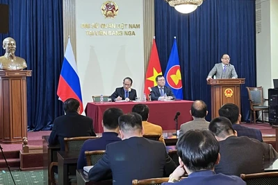 Chủ tịch Hội người Việt Nam tại LB Nga Đỗ Xuân Hoàng phát biểu tại cuộc họp. (Ảnh: QUẾ ANH) 