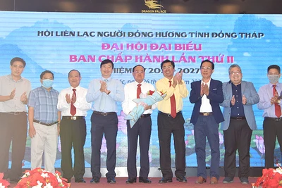 Lãnh đạo tỉnh Đồng Tháp tặng hoa chúc mừng ban chấp hành Hội.