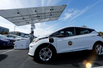 Theo công ty tư vấn Wood Mackenzie, thị trường xe điện hiện chiếm gần 80% nhu cầu pin lithium-ion. (Ảnh: Reuters)