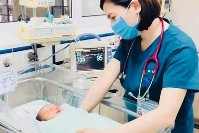 Bé sơ sinh bị bỏ rơi vẫn đang trong tình trạng nhiễm trùng máu