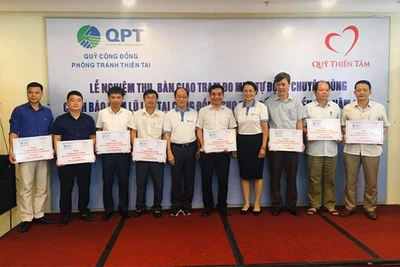 Đồng chí Phan Diễn trao tượng trưng trạm đo mưa tự động cho các địa phương.