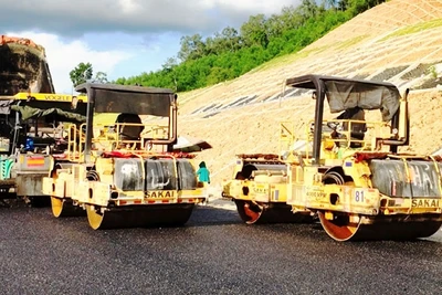 Thi công thảm bê-tông nhựa trên tuyến cao tốc Bắc Giang - Lạng Sơn.