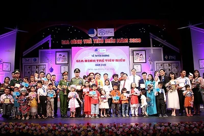 Các Gia đình trẻ tiêu biểu năm 2020 tại chương trình.