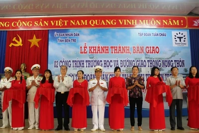 Đại diện chính quyền địa và nhà tài trợ cắt băng khánh thành các công trình trường học và đường giao thông nông thôn.