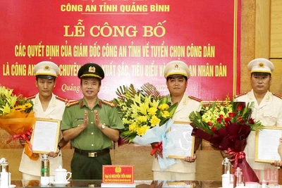 Đại tá Nguyễn Tiến Nam, Giám đốc Công an Quảng Bình, trao quyết định tuyển dụng vào công an nhân dân cho các cá nhân xuất sắc, tiêu biểu.
