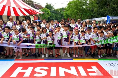 Hơn 1.700 người tham gia giải chạy sáng nay.