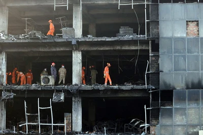 Lực lượng cứu hộ triển khai tại hiện trường vụ cháy ở New Delhi. (Ảnh REUTERS)