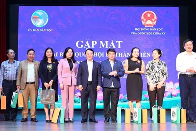 Bộ trưởng, Chủ nhiệm Ủy ban Dân tộc Hầu A Lềnh tặng quà lưu niệm cho các đại biểu Quốc hội là thành viên Hội đồng Dân tộc của Quốc hội tại buổi gặp mặt chiều 31/5.