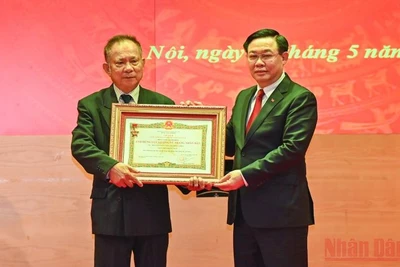 Chủ tịch Quốc hội Vương Đình Huệ trao danh hiệu “Anh hùng Lực lượng vũ trang nhân dân” cho cố Thứ trưởng Trần Xuân Viên. (Ảnh: Duy Linh)