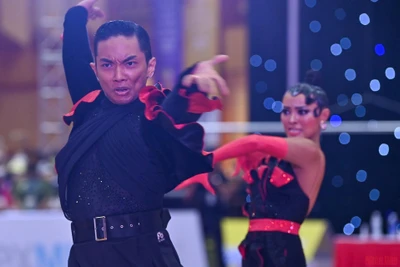 Cặp đôi vận động viên Nguyễn Đoàn Minh Trường (Phan Hiển) và Đặng Thu Hương giành 3 Huy chương Vàng với điệu nhảy Paso Doble, Jive và Latin American.