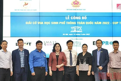 Thứ trưởng Giáo dục và Đào tạo Ngô Thị Minh (thứ tư, từ trái) và các đồng chí trong Ban Tổ chức Giải đấu tại buổi lễ. 