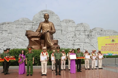 Tuyên dương các tập thể, cá nhân có thành tích xuất sắc tại buổi lễ. 