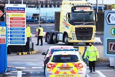 Hải quan kiểm tra hàng hóa từ Anh đến Bắc Ireland. Ảnh: CNN